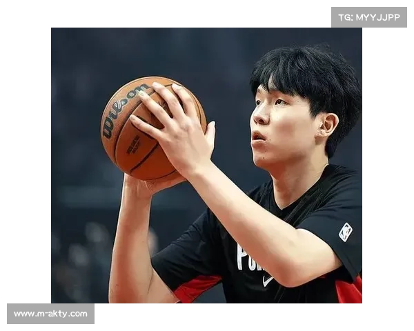 杨瀚森替补席专注观战,开拓者篮板保护效果提升